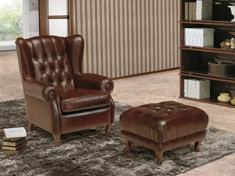 Pouf classico in pelle imbottito e trapuntato con piedini in legno Edith di Tancredi salotti