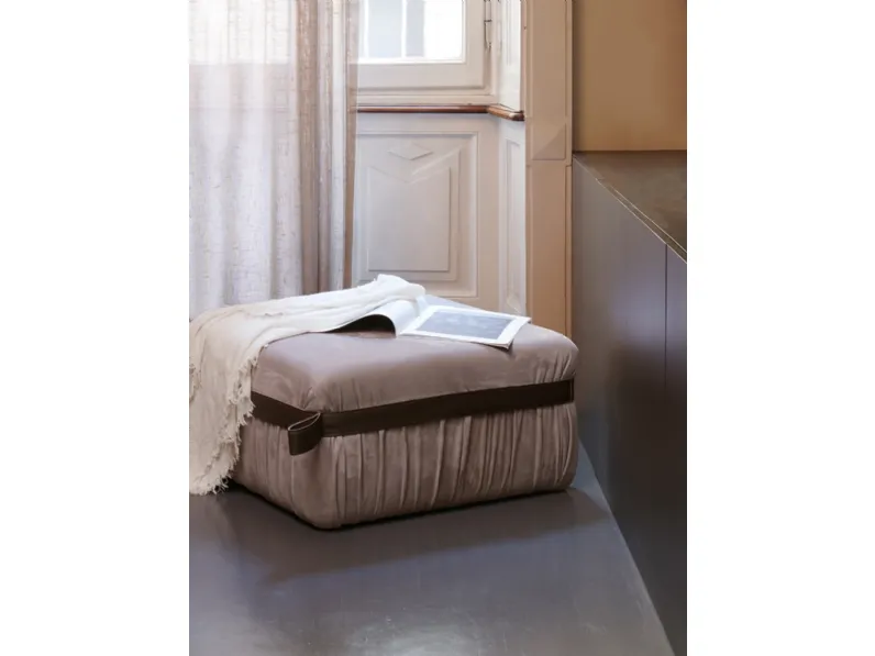 Pouf quadrato Herm in tessuto plissettato di Potocco