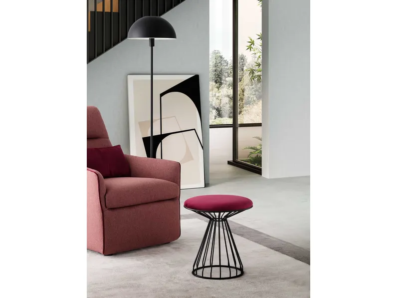 Pouf Liliane in tessuto imbottito con struttura in metallo di Le Comfort