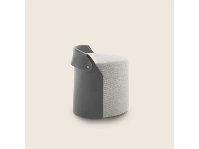 Pouf Ozzy in tessuto imbottito e cuoio di Flexform