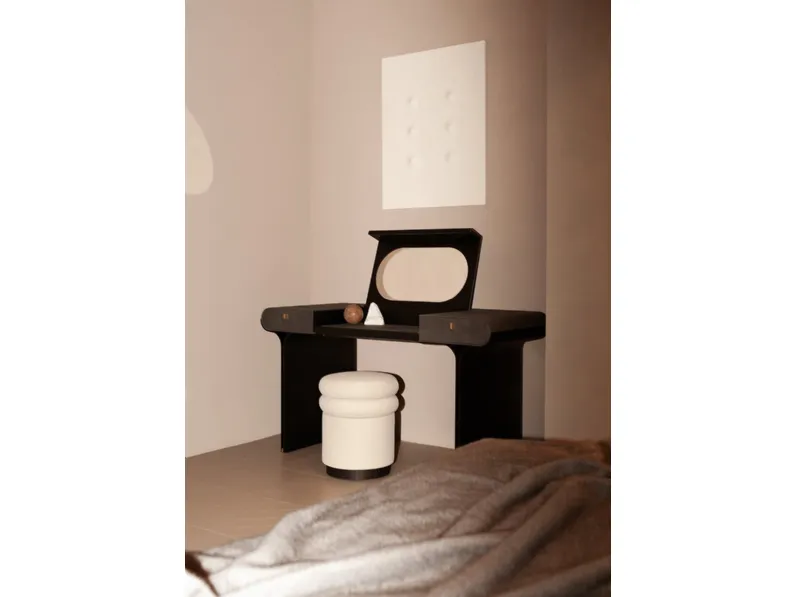 Pouf Stami rivestito in pelle con zoccolo in frassino tinto nero di Gallotti&Radice