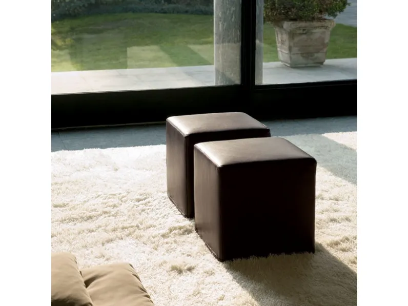 Pouf dalla forma cubica rivestito in pelle Praline di Swan