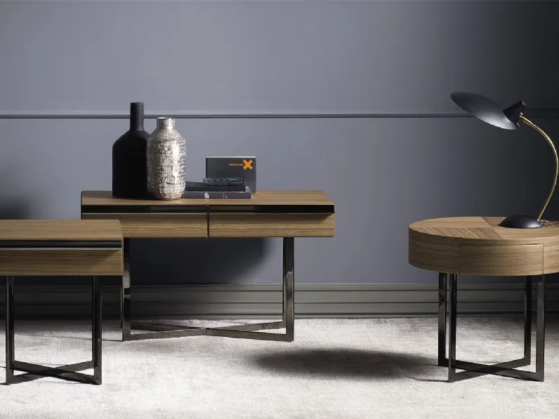 Tavolino Profile Drawers in legno di noce canaletto impiallacciato e base in metallo di Bodema