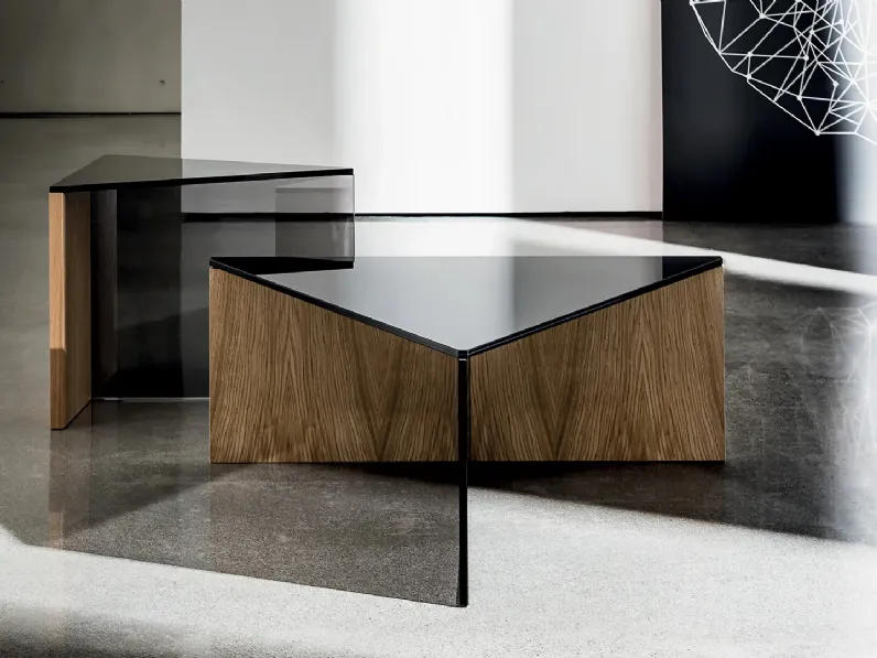 Tavolino Regolo Triangular con top in vetro Nero e base in legno e vetro fumé di Sovet