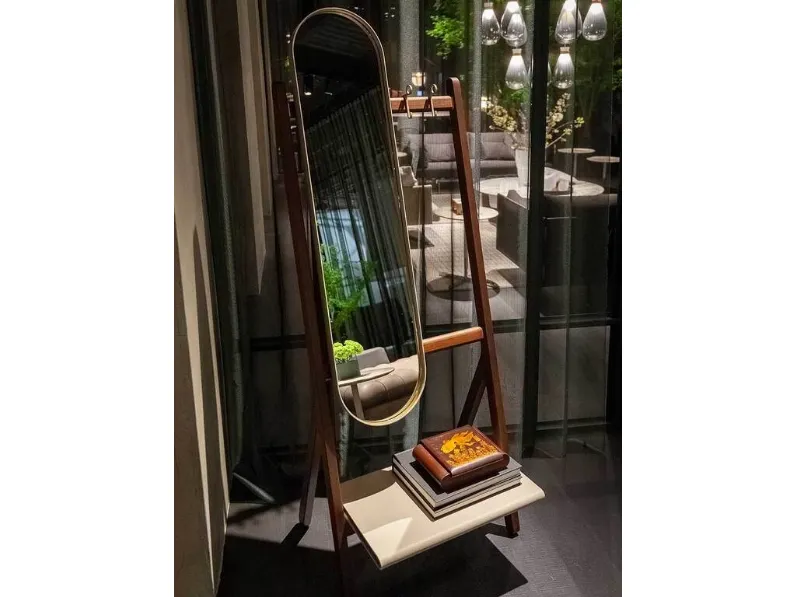 Specchio Appendiabiti da terra Ren con cornice in cuoio di Poltrona Frau