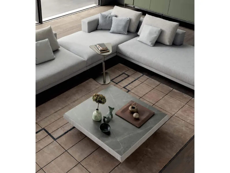 Tavolino quadrato San Marino con top in ceramica, bordo rivestito in tessuto e piedini in peltro di Presotto