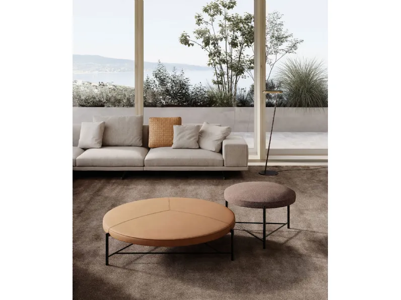 Pouf Santamonica rivestito in pelle o tessuto con struttura in metallo di Frigerio