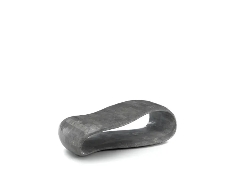 Tavolino sinuoso in compensato marino ricoperto da tasselli di pietra fossile Scarf di Stones