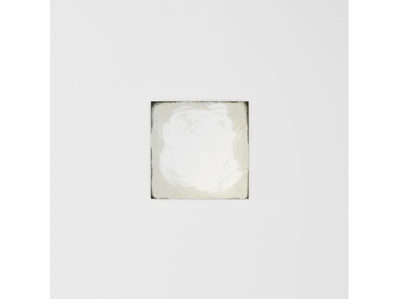 Specchio Scribble caratterizzato da un gesto artistico e ironico come se fosse disegnato a mano libera con un pennello di Glas Italia