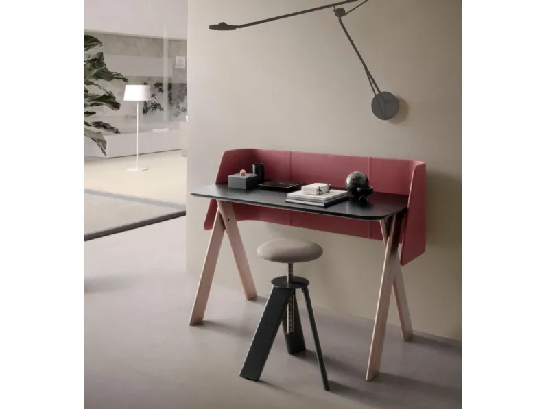 Scrittoio Squid in legno e cuoio con base in metallo di Presotto