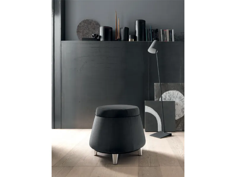 Pouf in tessuto con piedini in metallo Segno di DHome