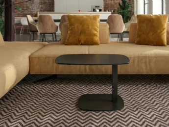Il tavolino in metallo Servus di Easyline unisce design moderno e resistenza.