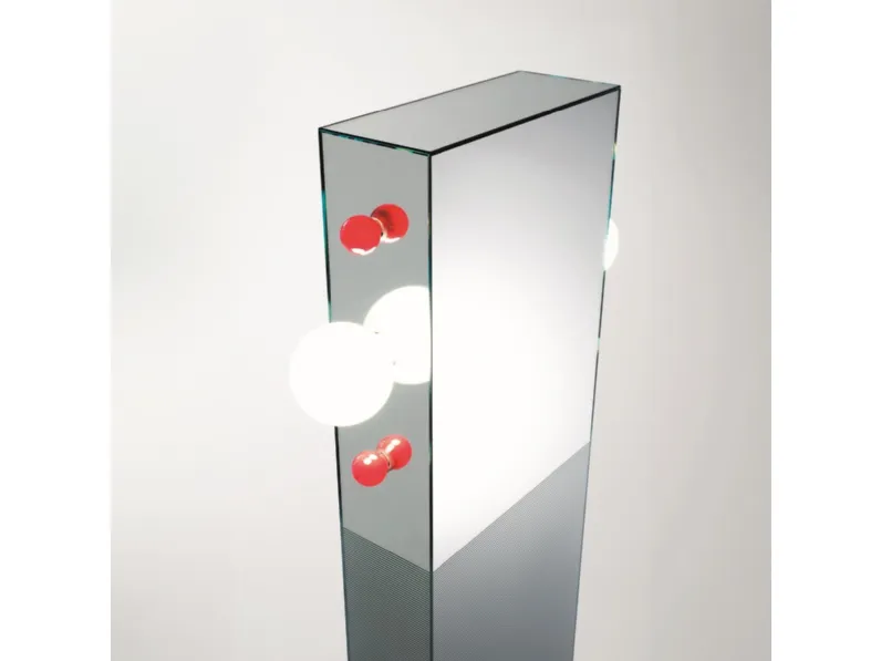 Specchiera a totem con lampadine rosse e bianche e base in granito nero Shibam 2 di Glas Italia