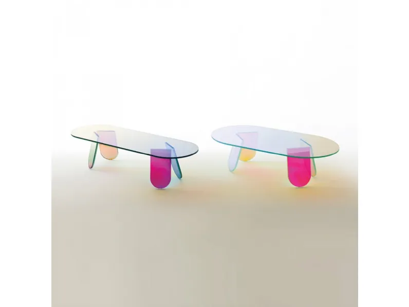 Tavolino ovale Shimmer in cristallo con una speciale finitura multicromatica cangiante di Glas Italia