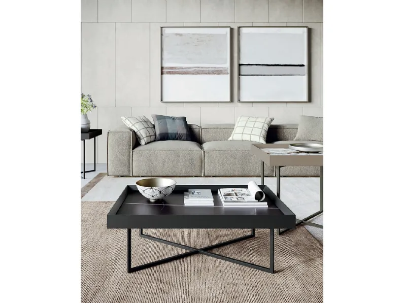 Tavolino Slash con top in gres e base in metallo di Dall'Agnese