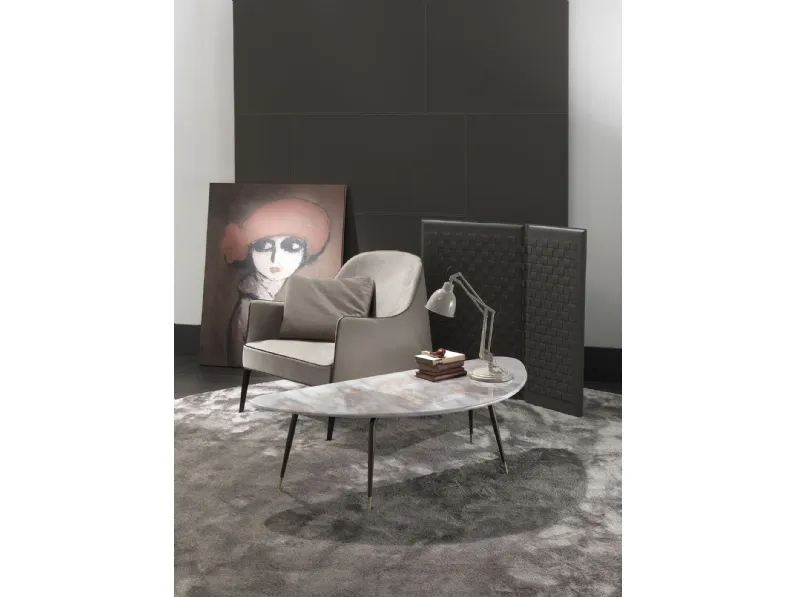 Tavolino dalla forma irregolare con top in marmo e base in metallo color brunito con puntale in ottone Smart di Frigerio