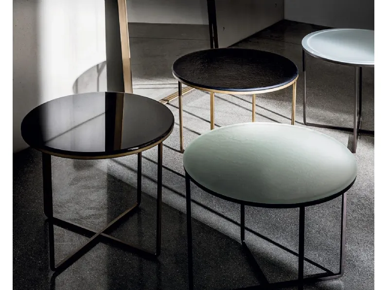 Tavolini Piktor con top in vetro materico con base in metallo laccato ottone brunito di Sovet