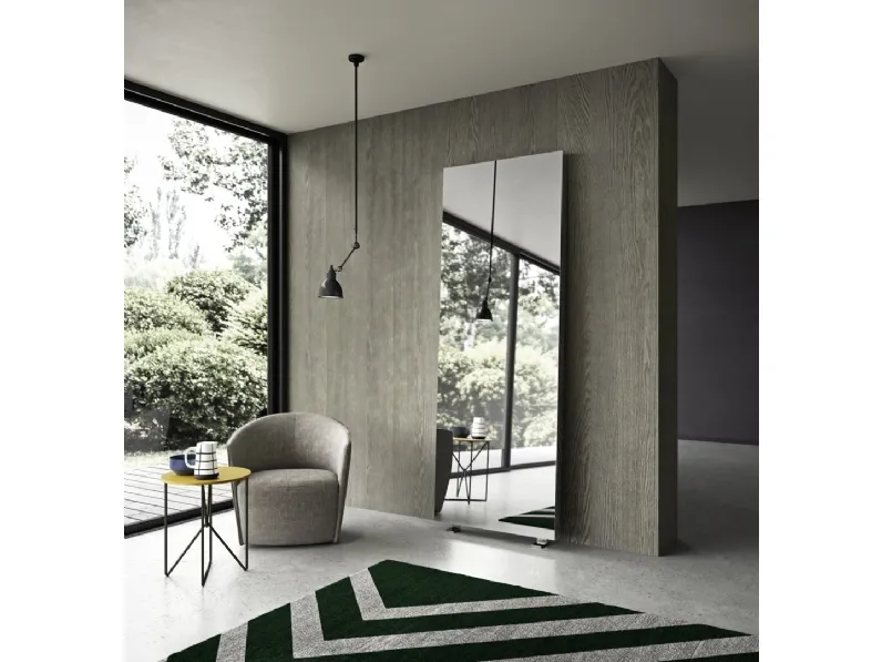 Specchiera Tuttospecchio appoggiata a parete e a terra con piedini in metallo di Presotto