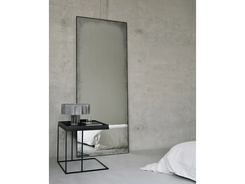 Specchio Aged con cornice in ferro di Ethnicraft