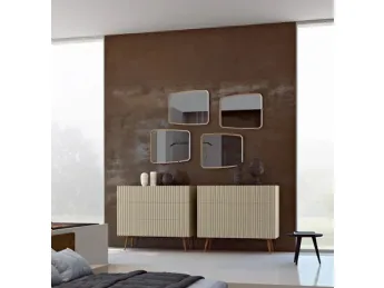 Lo Specchio Dedalo di Fratelli Mirandola è un elemento decorativo che unisce design e funzionalità.