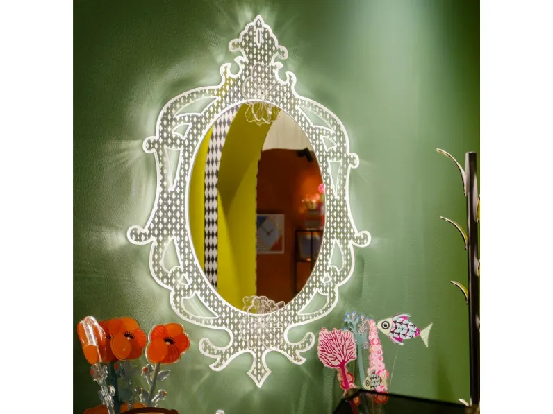 Specchio illuminato Madame in cristallo acrilico di Vesta