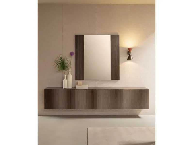 Specchio Onda con cornice in legno cannettato di Riflessi