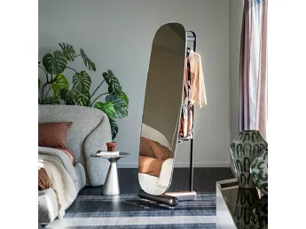 Lo Specchio servomuto Pierre di Cattelan Italia unisce design contemporaneo e funzionalità.