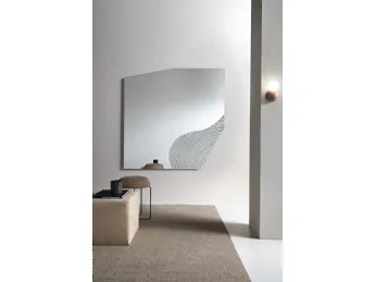 Specchio Silk di Capodarte: eleganza liquida che riflette stile.