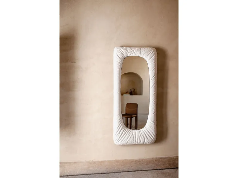 Specchio Stellar con cornice in legno rivestita con fibre naturali e carta di Tacchini