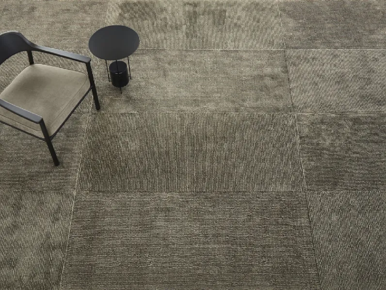 Tappeto con disegno geometrico formato da sottili righe alternate di lana e seta Stripe di Molteni & C