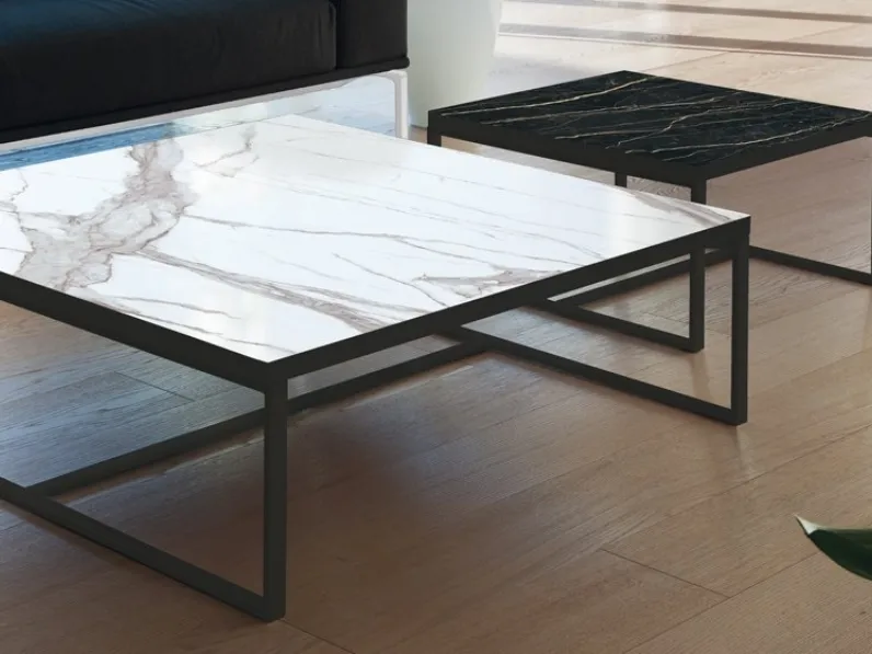 Tavolini Sushi in due grandezze con top in ceramica e base in acciaio di Domitalia