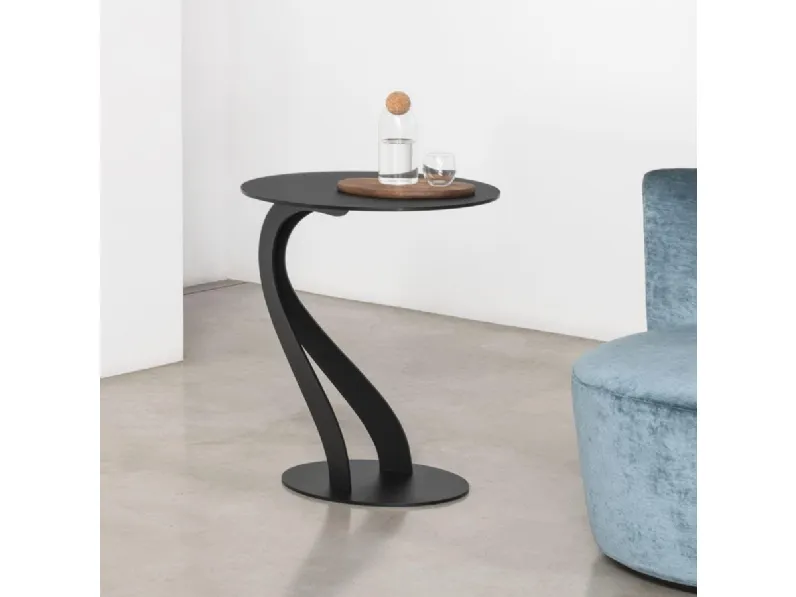 Tavolino di design con struttura in acciaio verniciato e ripiano in vetro temperato con finitura acidata Swan di Pezzani