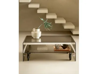 Il tavolino Ambrogio di Riflessi unisce design minimalista e funzionalità.