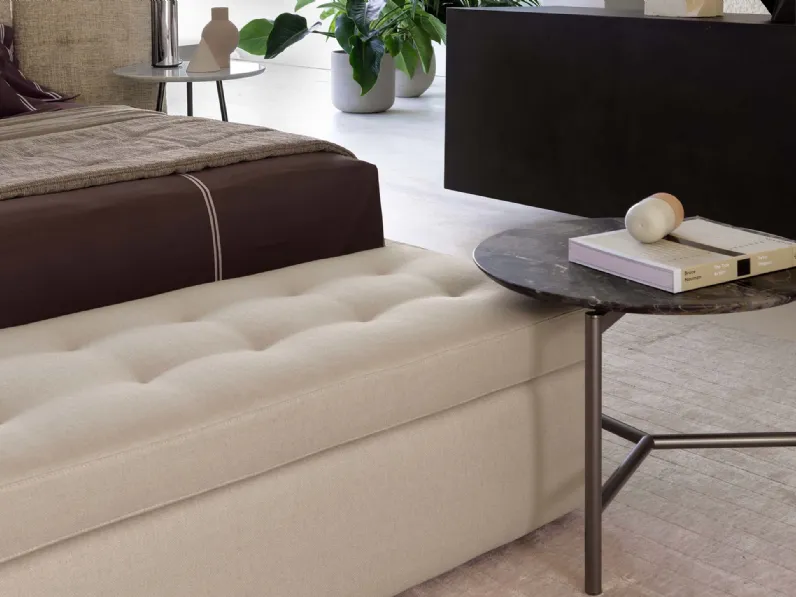 Tavolino moderno Iko in ferro brunito opaco con piano in marmo di Flou