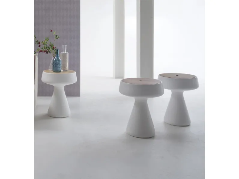 Tavolino di design Maki in polietilene con top in legno di Tonin Casa
