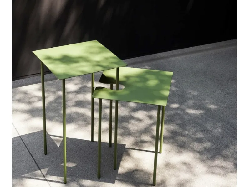 Tavolino Softer than Steel con piano in lamiera e gambe in tondino d'acciaio laccato di Desalto