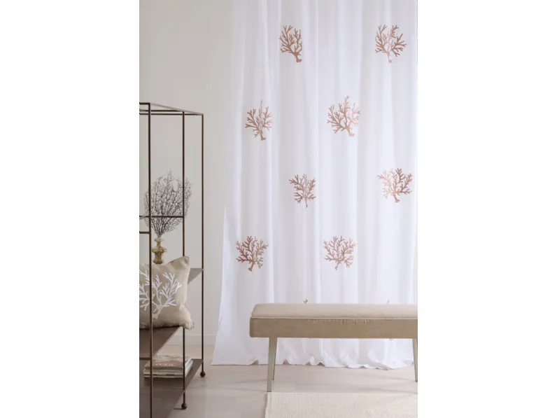 Tenda Corallomania con coralli ricamati su lino di Mastro Raphael