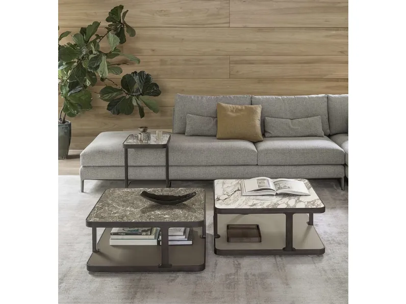 Tavolini Toledo con top in marmo o ceramica accoppiata con vetro e base in legno massello di Alivar