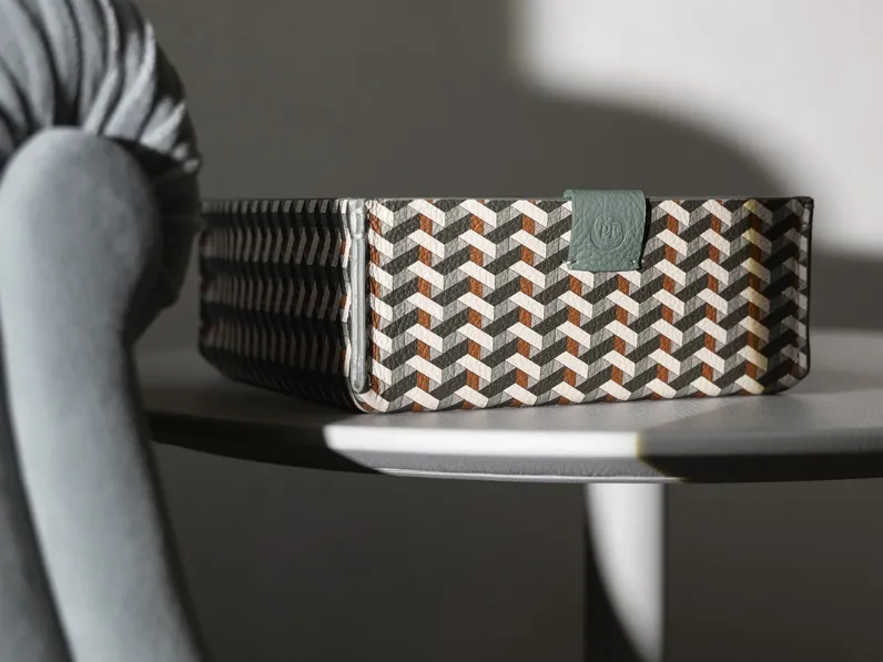 Contenitore svutatasche in pelle stampata Trusty di Poltrona Frau