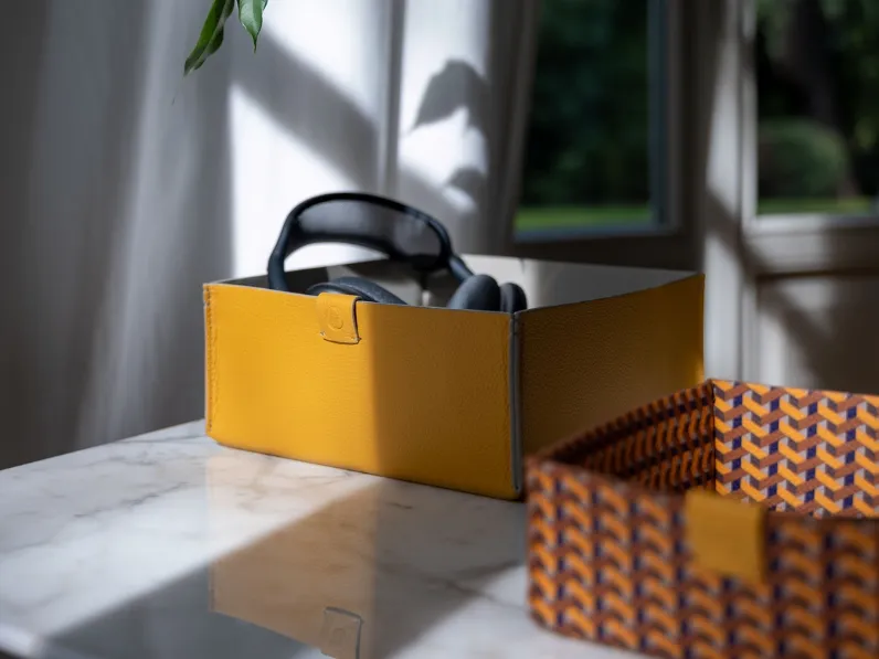 Contenitore svutatasche in pelle tinta unita o stampata Trusty di Poltrona Frau