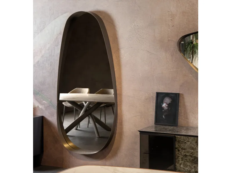 Specchio di design dalle linee morbide e dinamiche con cornice curva in acciaio verniciato Vogue di Tonin Casa