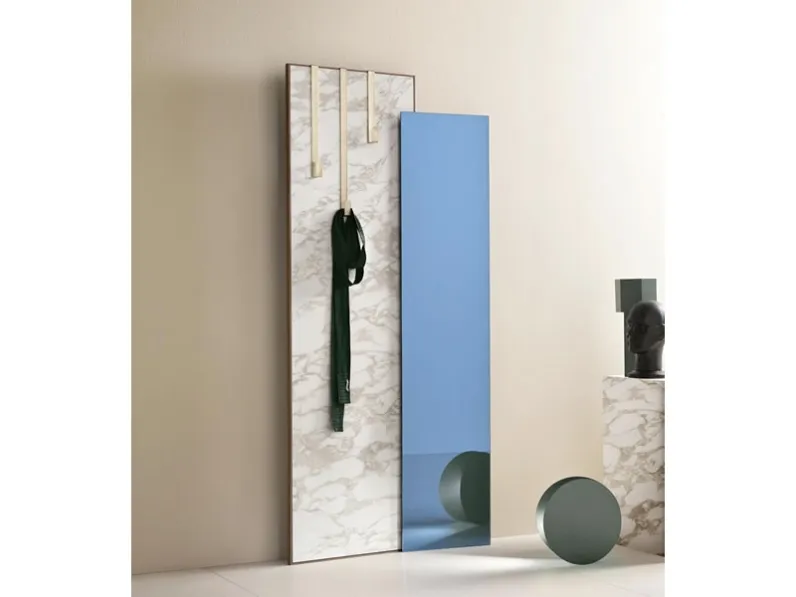 Appendiabiti in ceramica con due lastre inclinate, una effetto marmo, l'altra effetto specchio Welcome di Tonelli