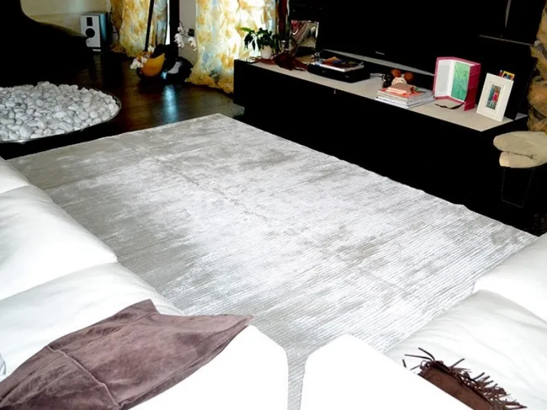 Tappeto lavorato a mano, con filato estratto dalla pianta del banano, definito seta vegetale per le sue caratteristiche di lucentezza e morbidezza Wild Silk 01 di Sartori Rugs