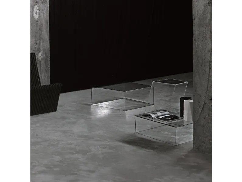 Tavolini Wireframe a forma di parallelepipedi storti in vetro extralight di Glas Italia