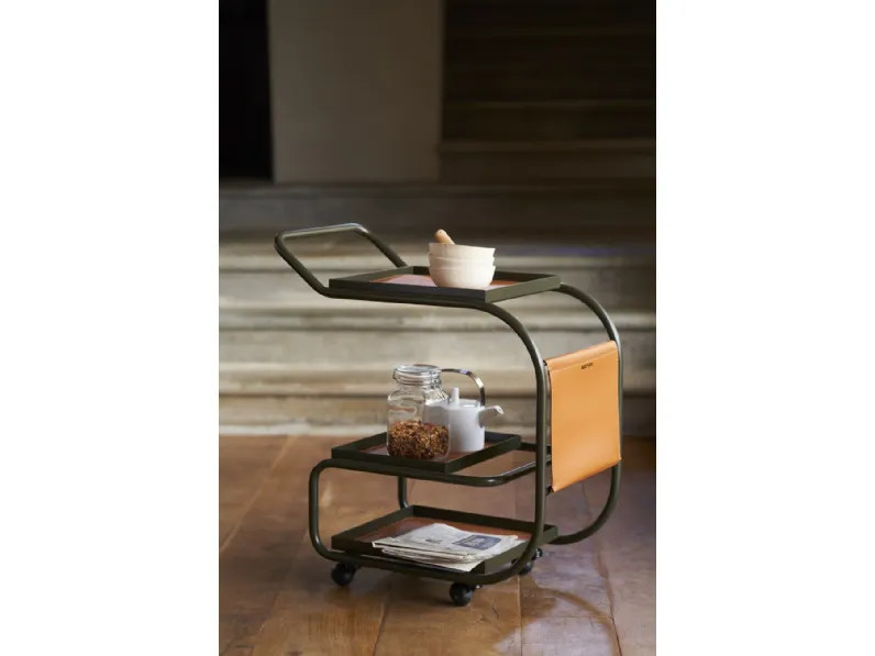 Tavolino carrello Zenzero in acciaio con ripiani e tasca in cuoio di Opinion Ciatti