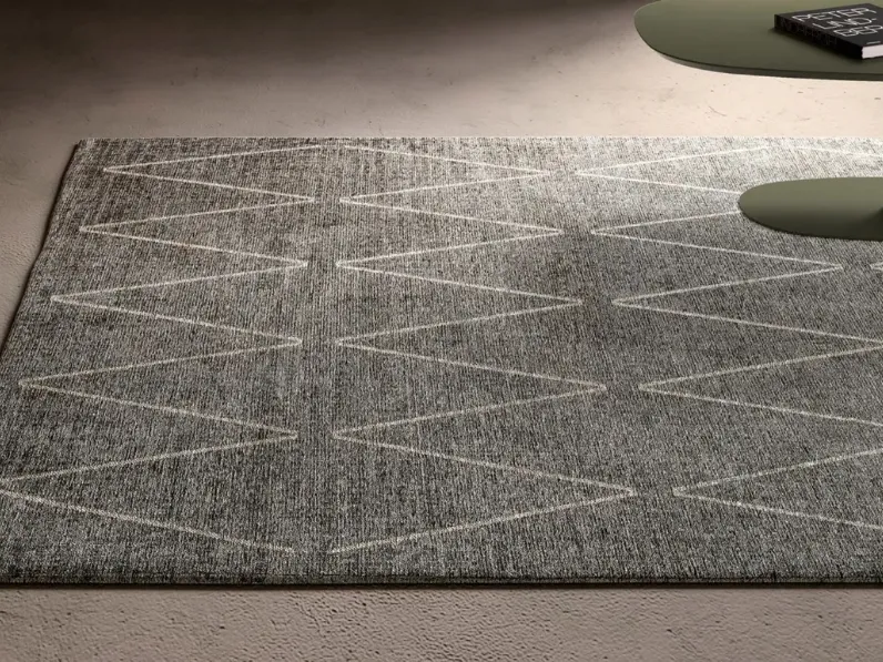 Tappeto moderno caratterizzato da un disegno a rombo spezzato, definito in contrasto con il colore base del tappeto, Zigzag di Doimo Salotti