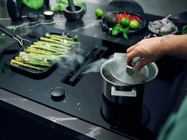 Cappa integrata nel piano cottura di NEFF