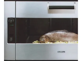 Il forno EB 374 di Gaggenau è un elettrodomestico di design per cucine di lusso.