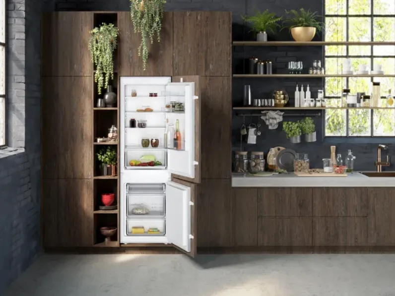 Frigorifero combinato da incasso cerniera a traino di NEFF