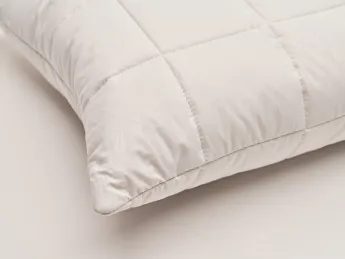 Il Guanciale Adjustable Wool di Vispring offre un comfort personalizzato grazie alla sua struttura r